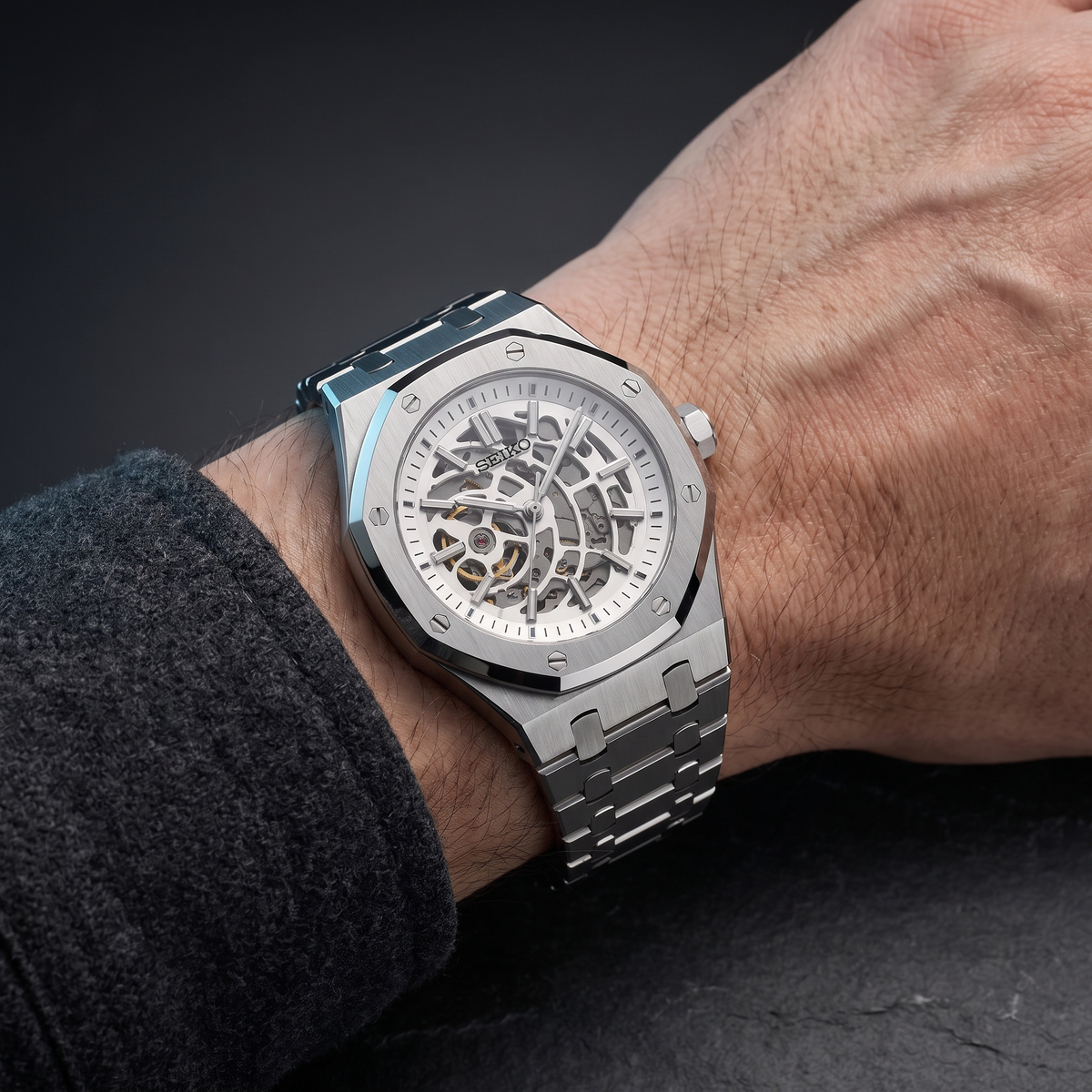 Reloj esqueletado de caja octogonal en la muñeca — colección SEIKOAK de MODKEI
