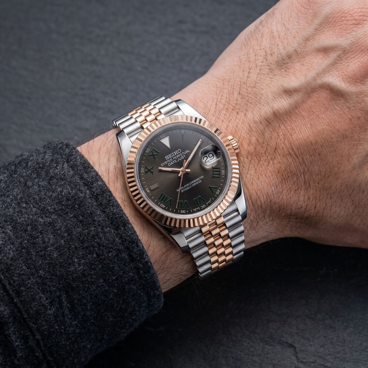Reloj bicolor con números romanos en la muñeca — colección SEIKOJUST de MODKEI