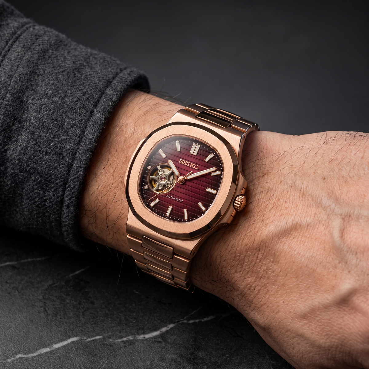 Reloj Open Heart de oro rosa con brazalete integrado en la muñeca — colección SEITILUS de MODKEI