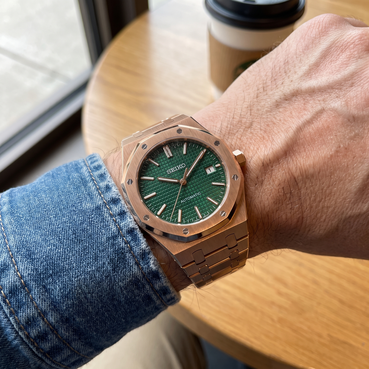 Seikoak Royal Green Rose Gold en la muñeca