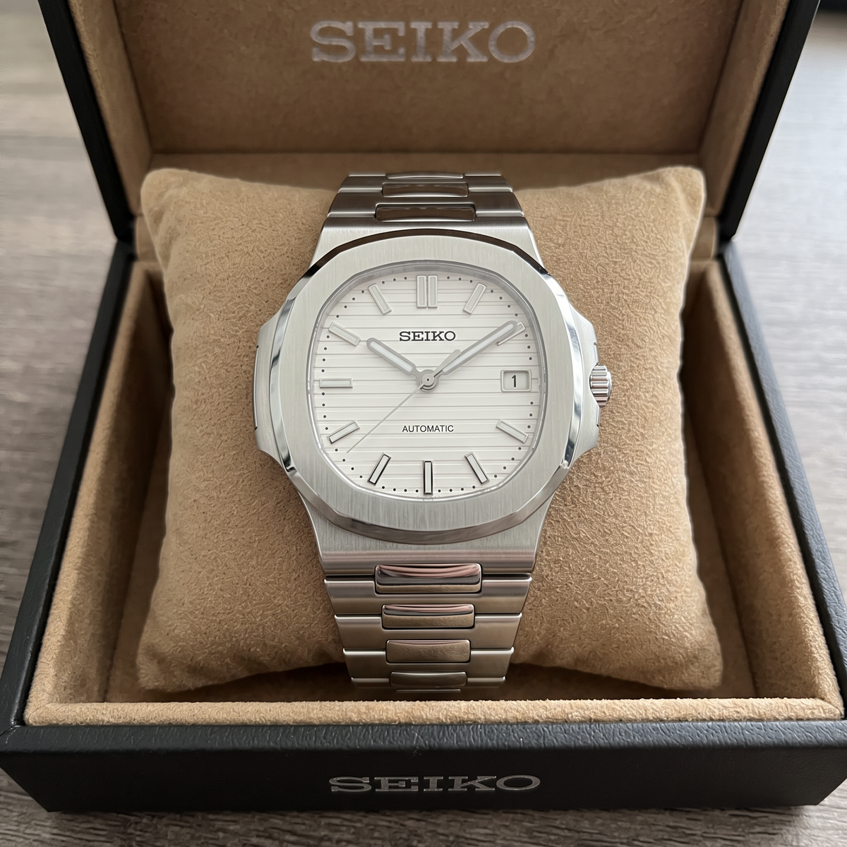 Seitilus White en su caja